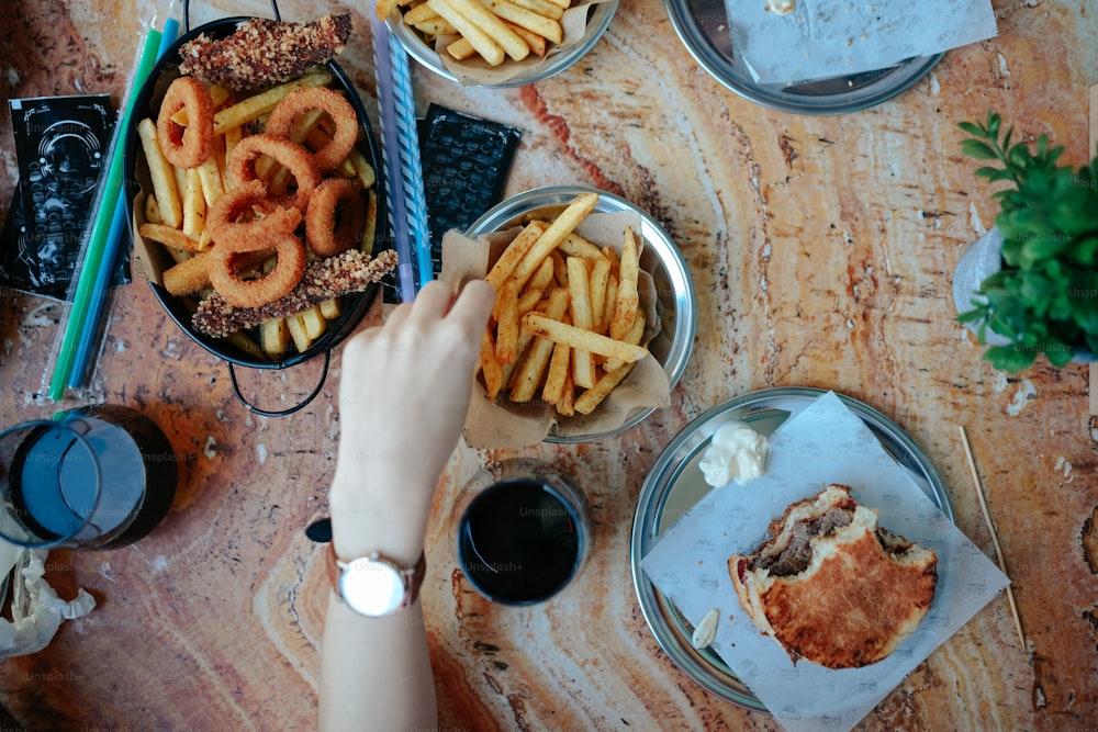 una mesa cubierta con platos de comida y bebidas