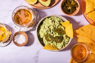 un bol de guacamole, de croustilles tortilla, de salsa et