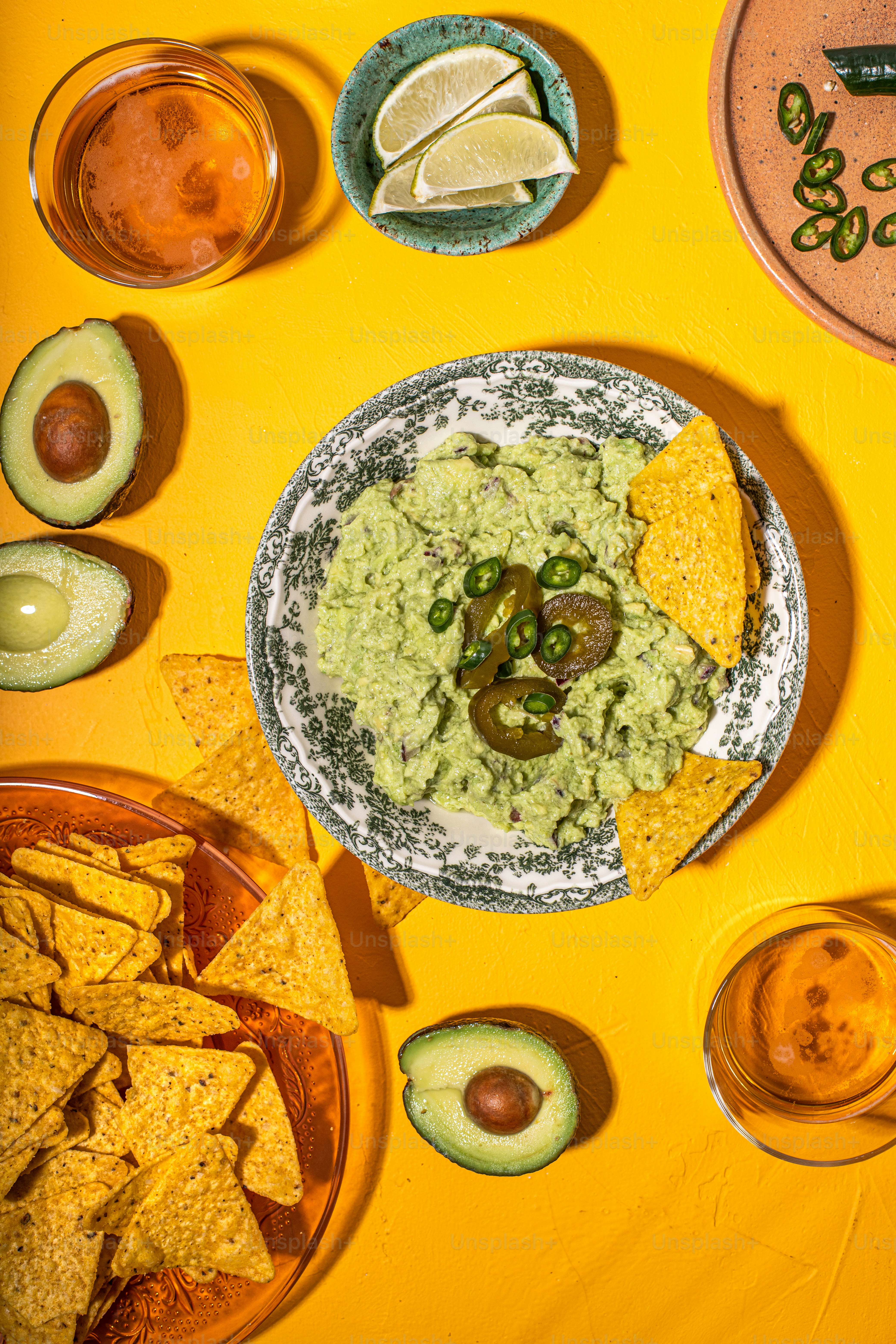 une assiette de guacamole et de frites sur une table jaune