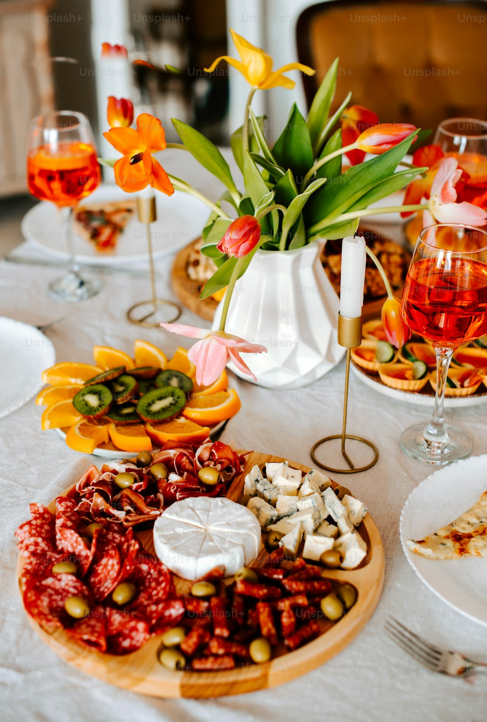 uma mesa coberta com pratos de comida e copos de vinho