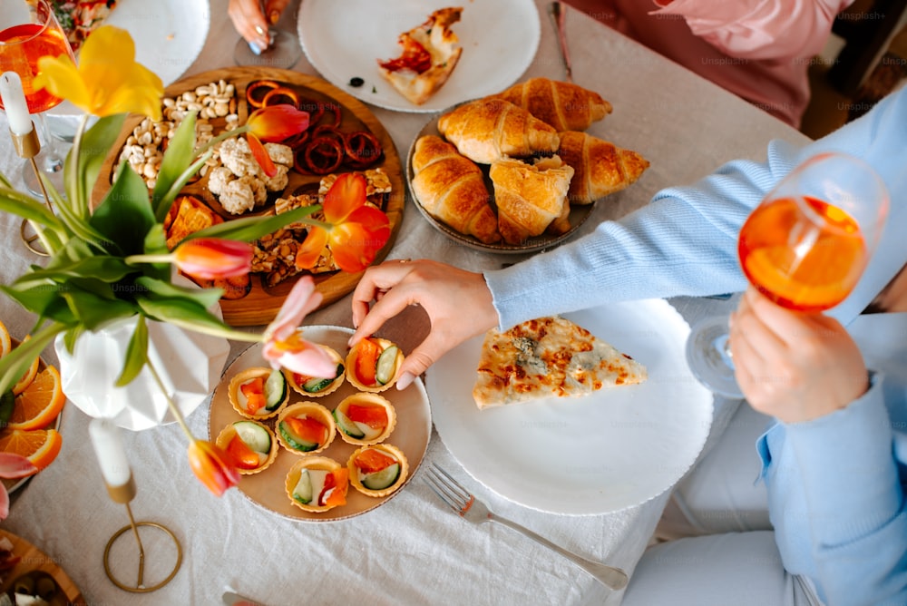 un groupe de personnes assises autour d’une table en train de manger de la nourriture