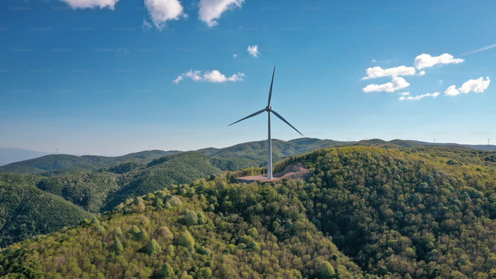 uma turbina eólica no topo de uma montanha