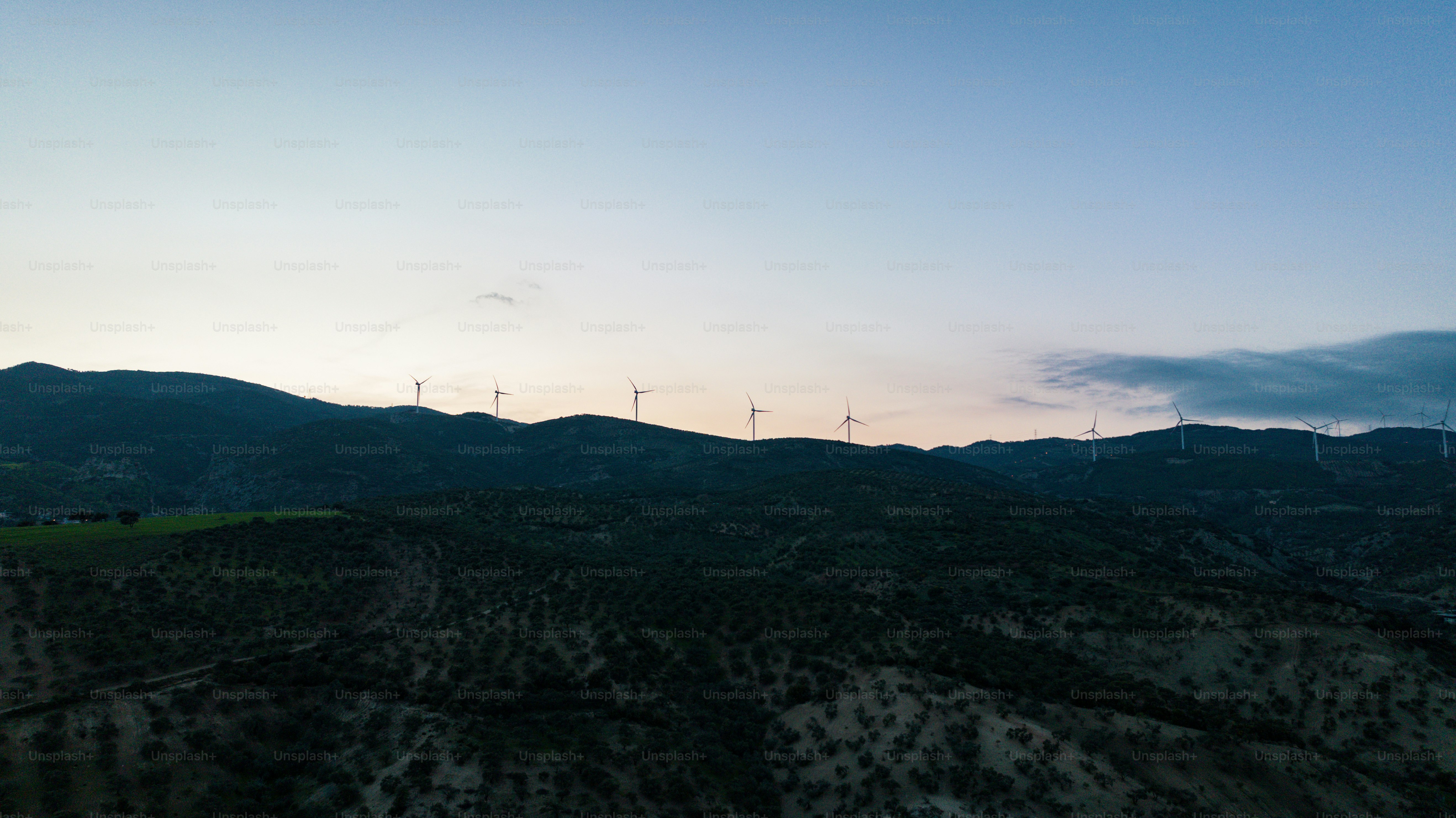 Un gruppo di turbine eoliche su una collina