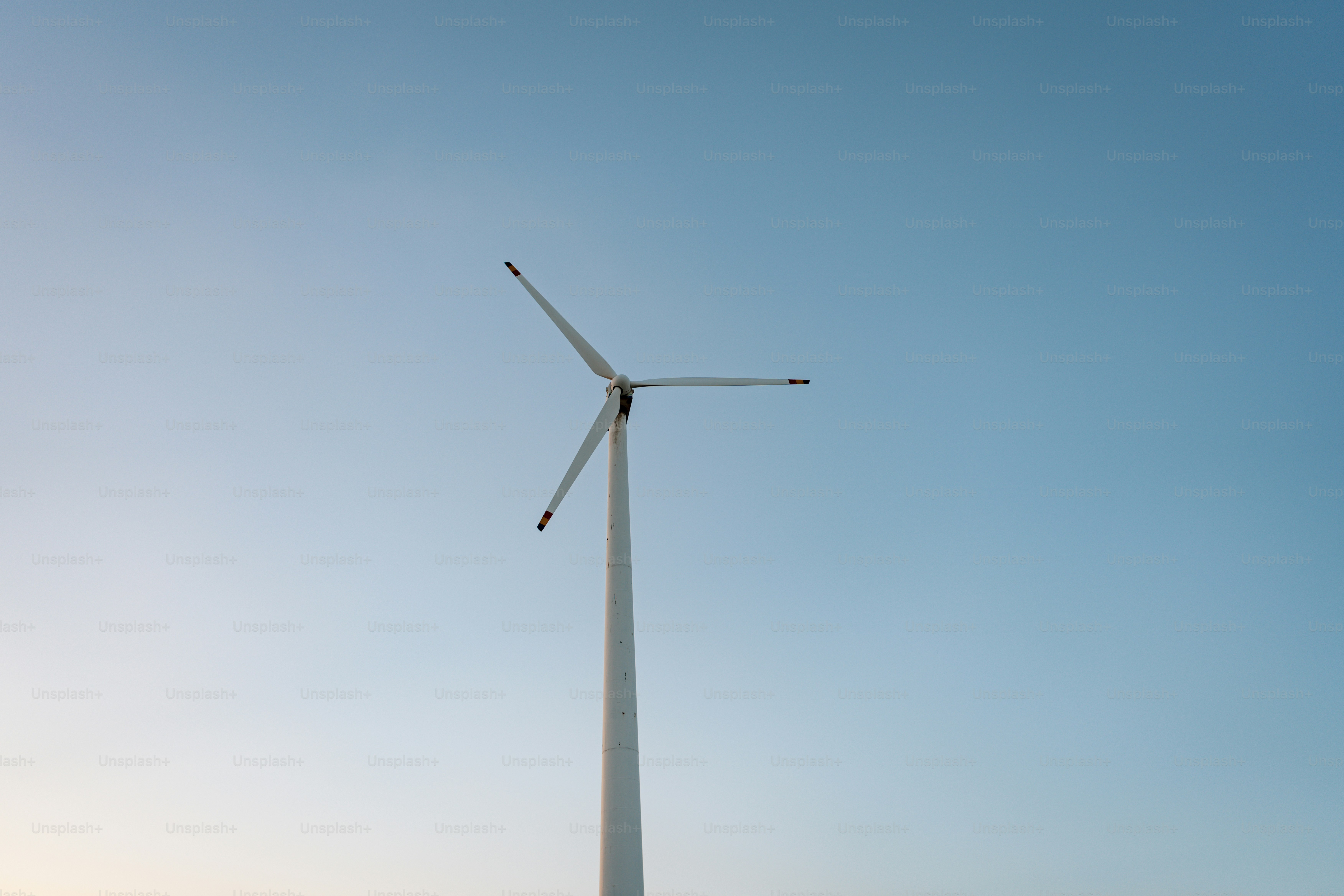 Una turbina eolica viene mostrata contro un cielo blu