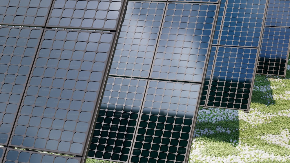 une rangée de panneaux solaires assis au sommet d’un champ couvert d’herbe