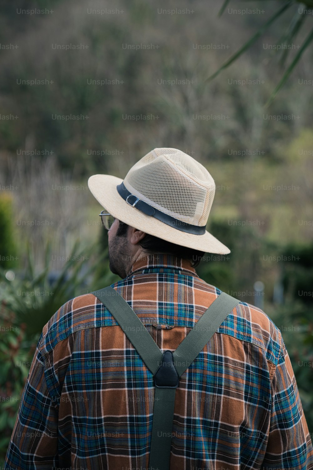 Un homme portant un chapeau et un sac à dos