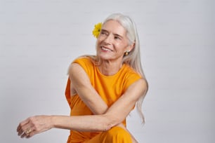 Una mujer con una flor amarilla en el pelo