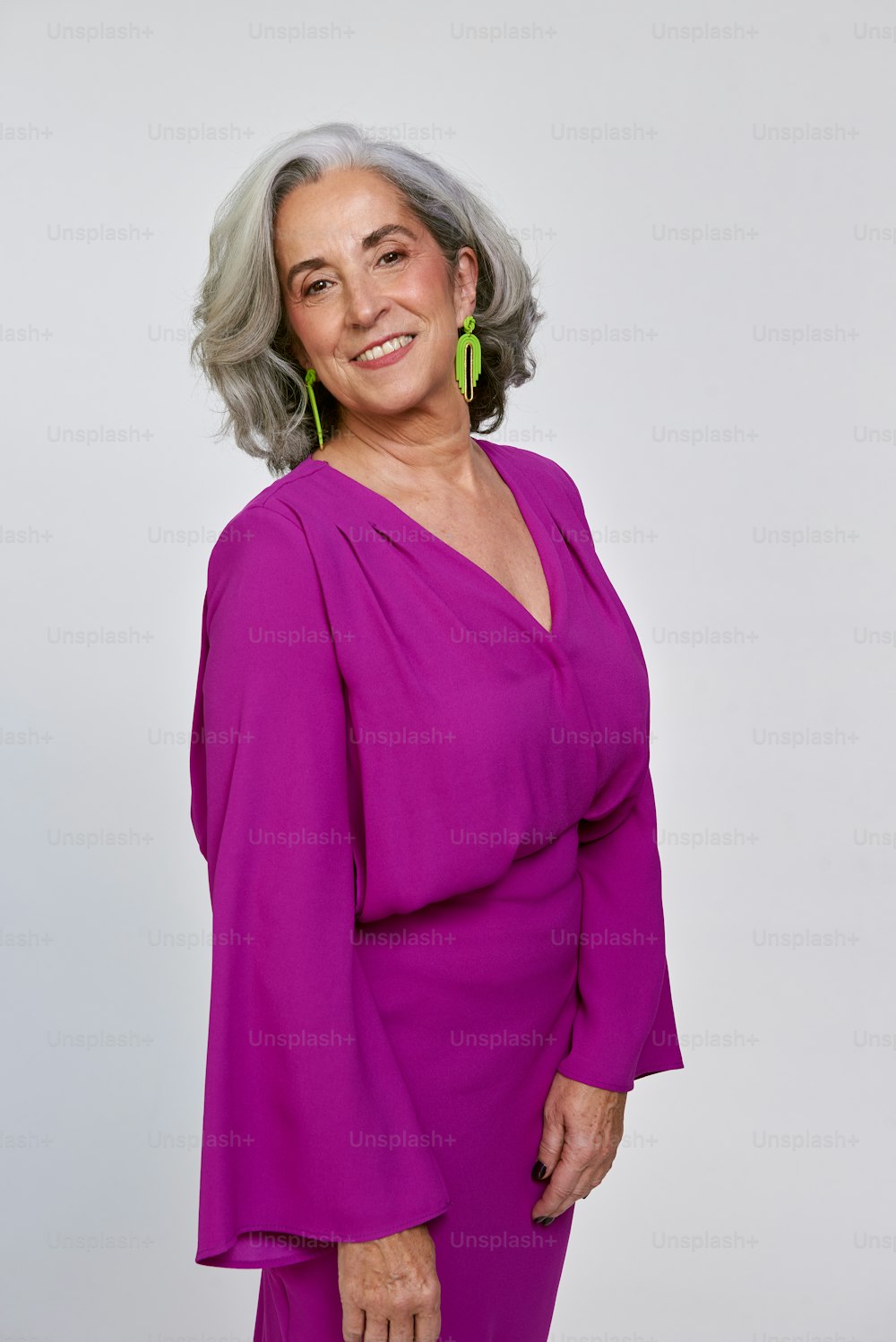 写真のポーズをとる紫色のドレスを着た女性