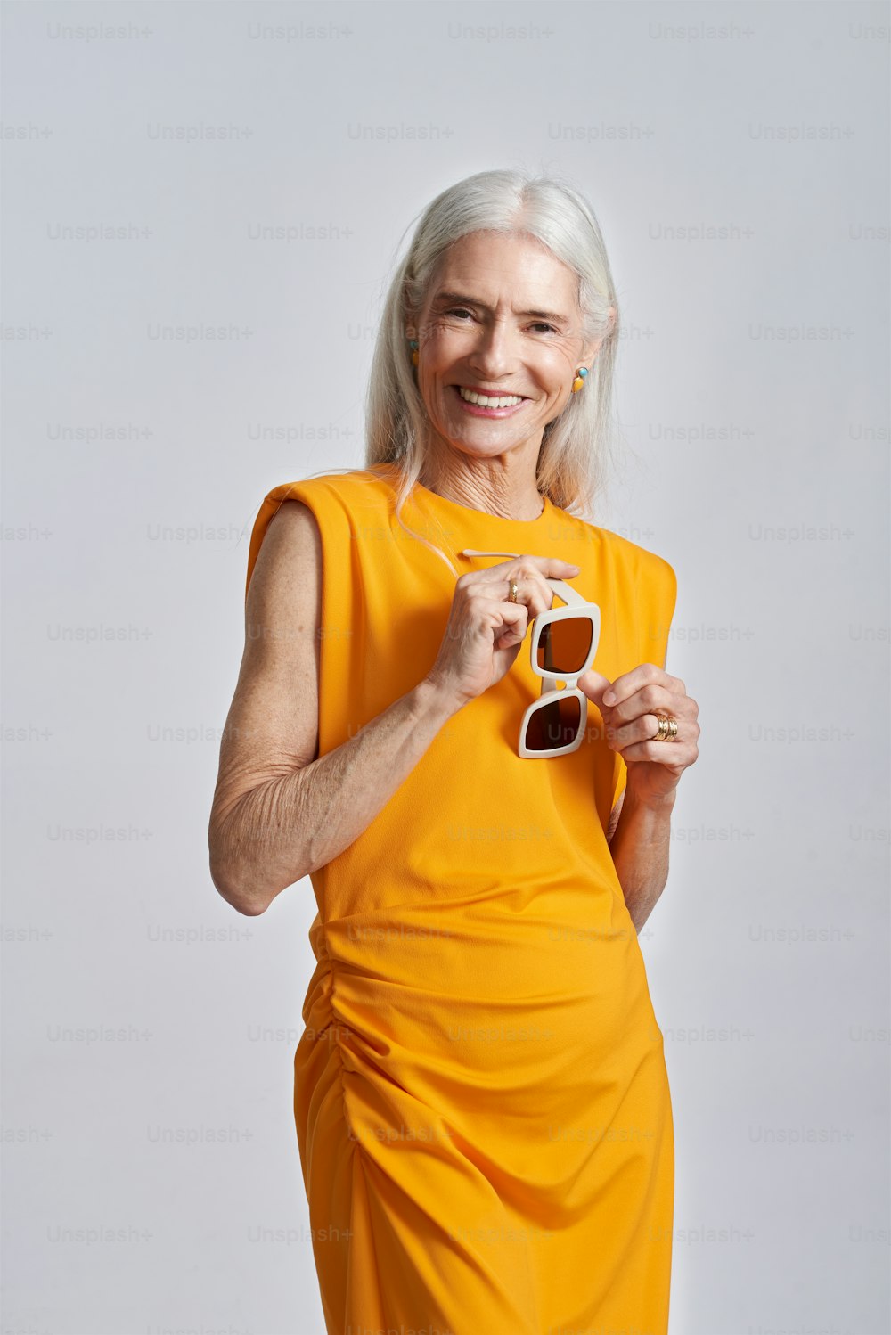 Una mujer con un vestido amarillo sosteniendo una taza