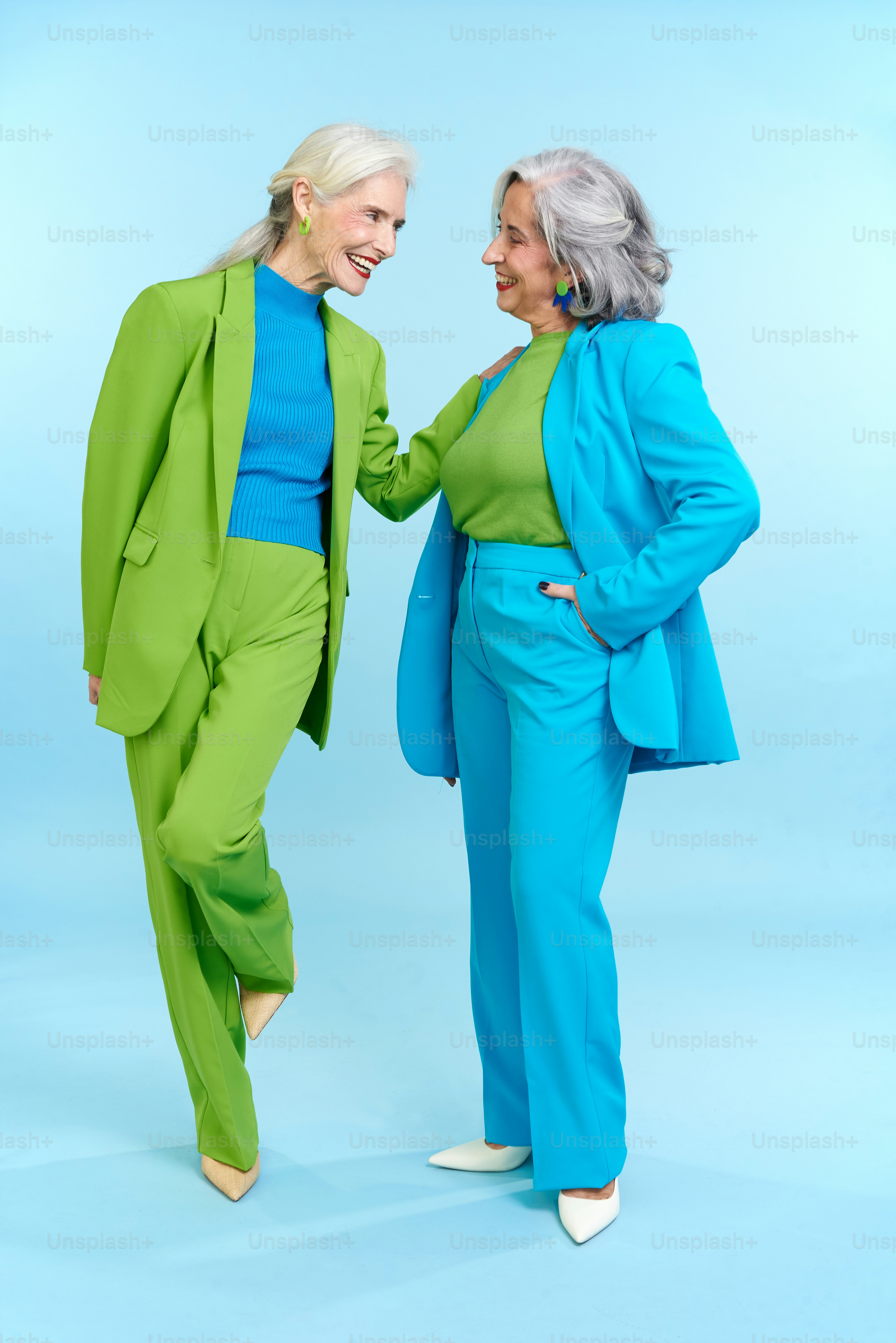 ein paar Frauen stehen nebeneinander