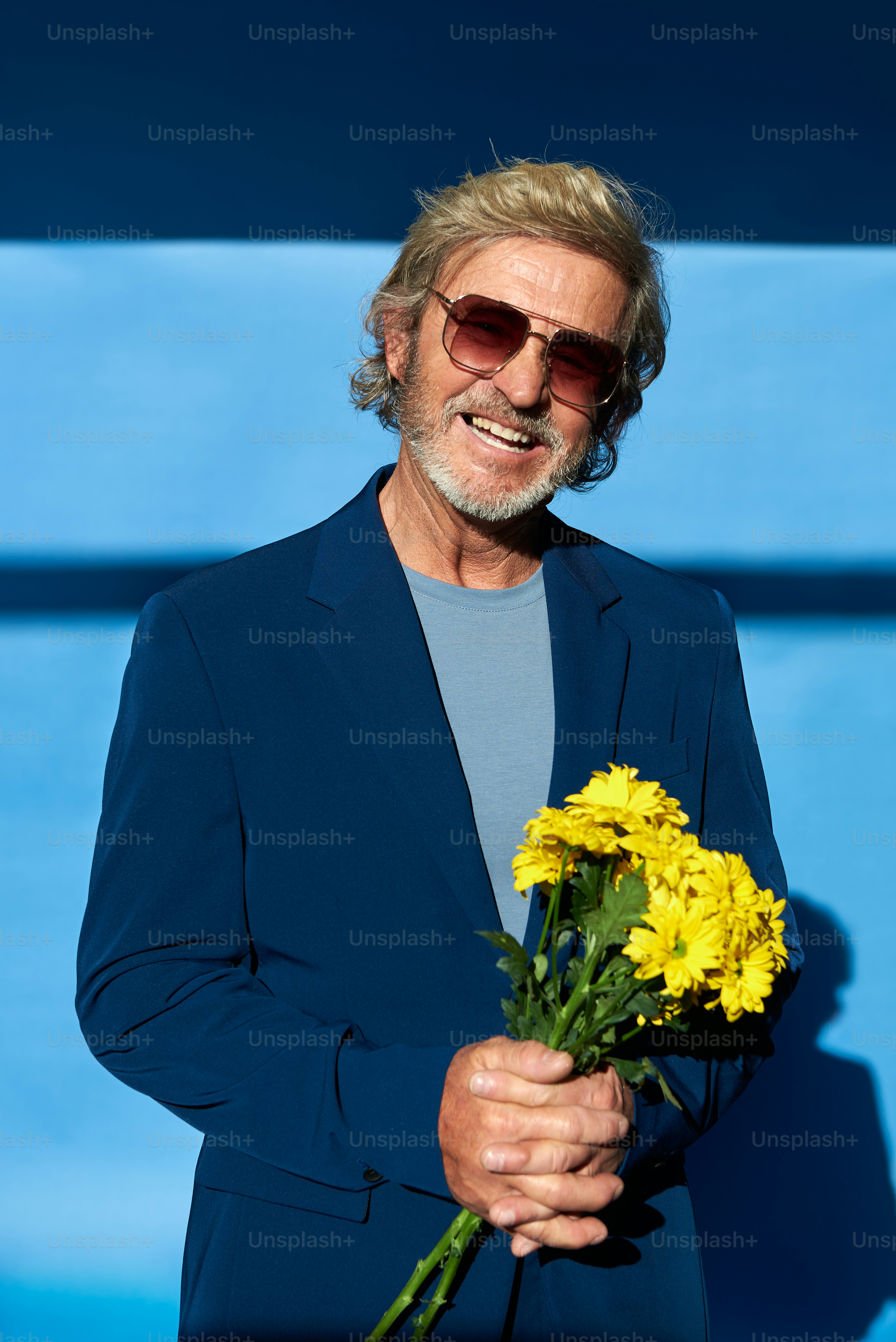 Ein Mann mit einem Strauß gelber Blumen in der Hand