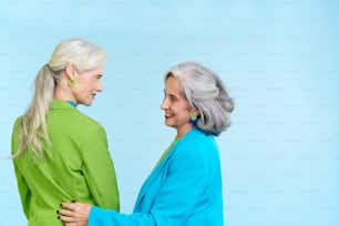 zwei ältere Frauen, die nebeneinander stehen