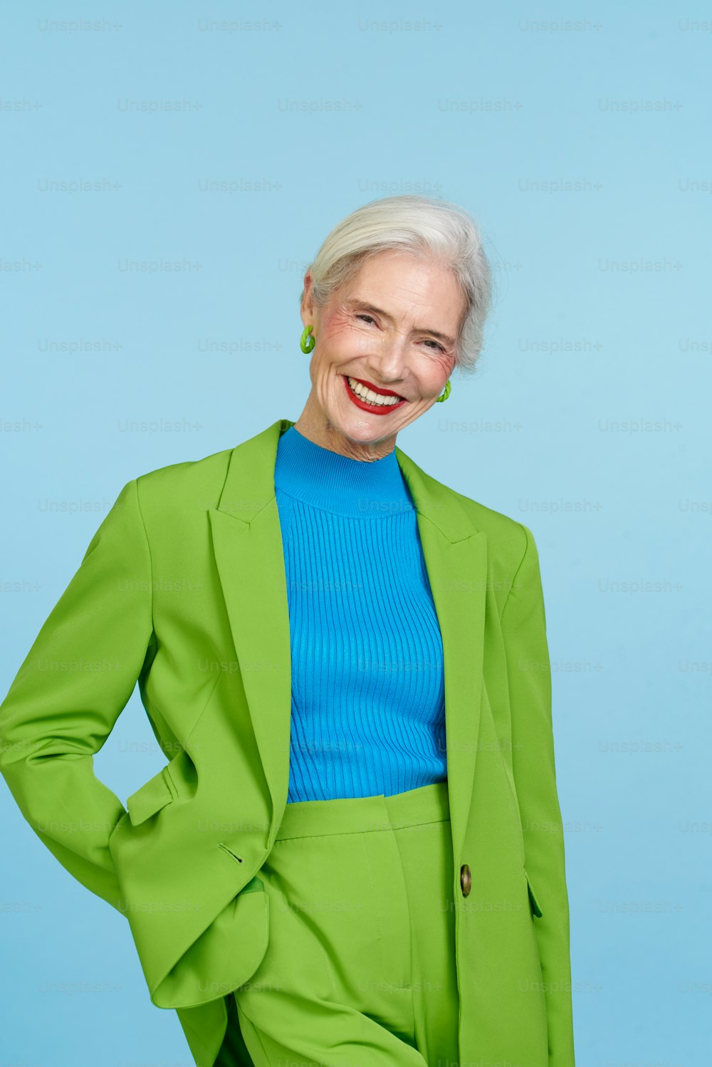 uma mulher em um terno verde e top azul