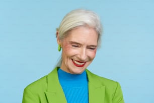 Una mujer con cabello blanco y una chaqueta verde