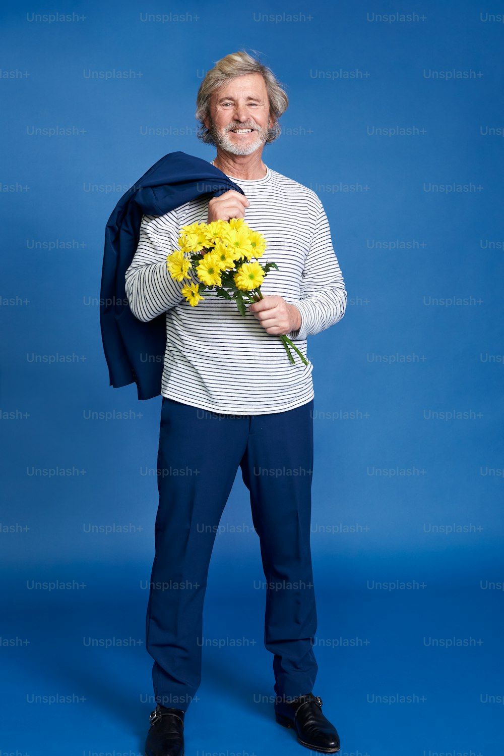 Un hombre sosteniendo un ramo de flores amarillas