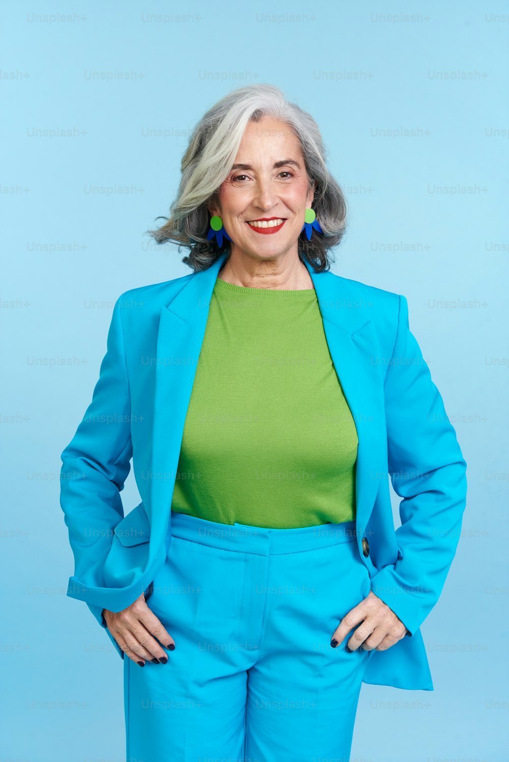 Eine Frau im blauen Anzug posiert für ein Foto