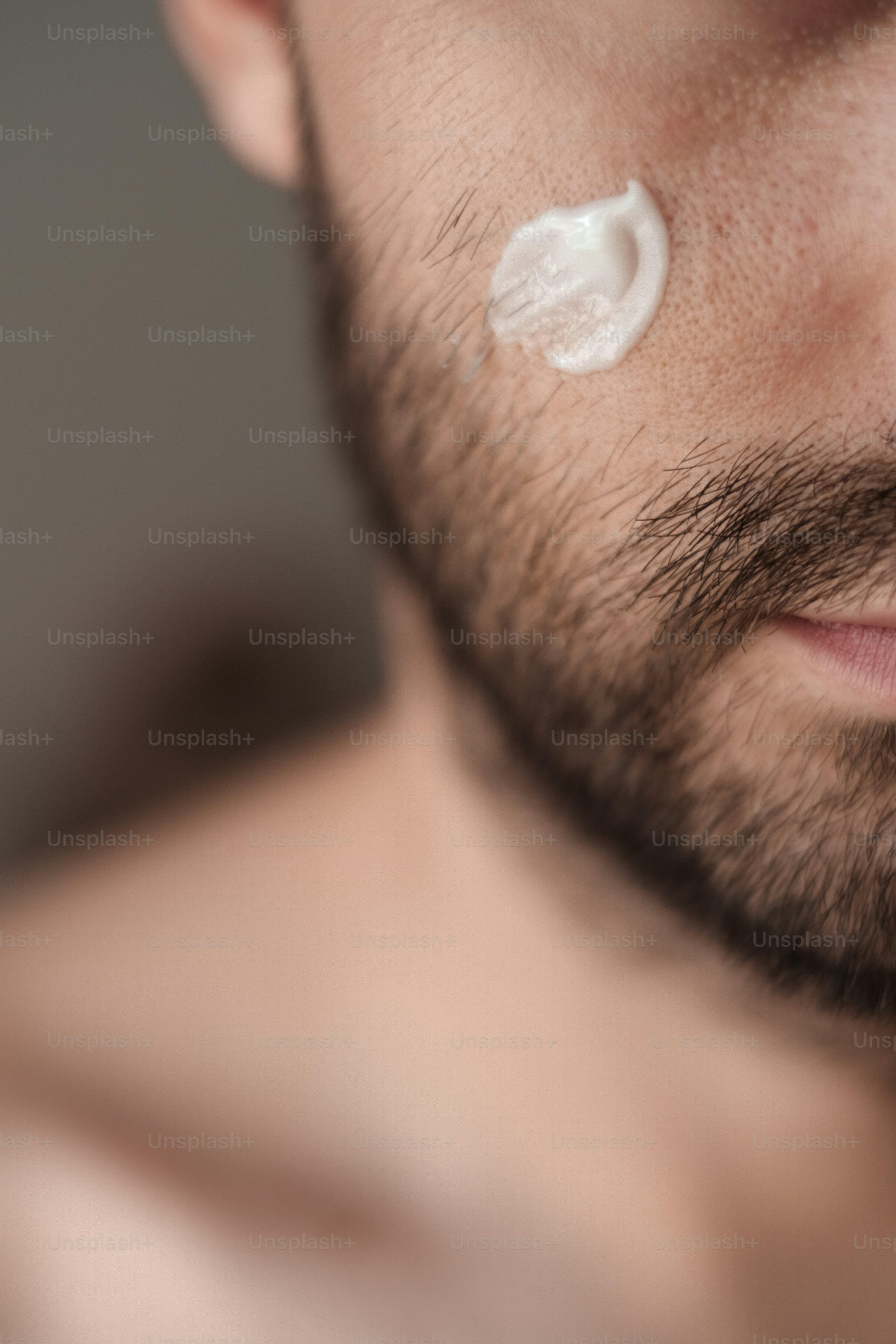 Ein Mann mit einem weißen Fleck im Gesicht