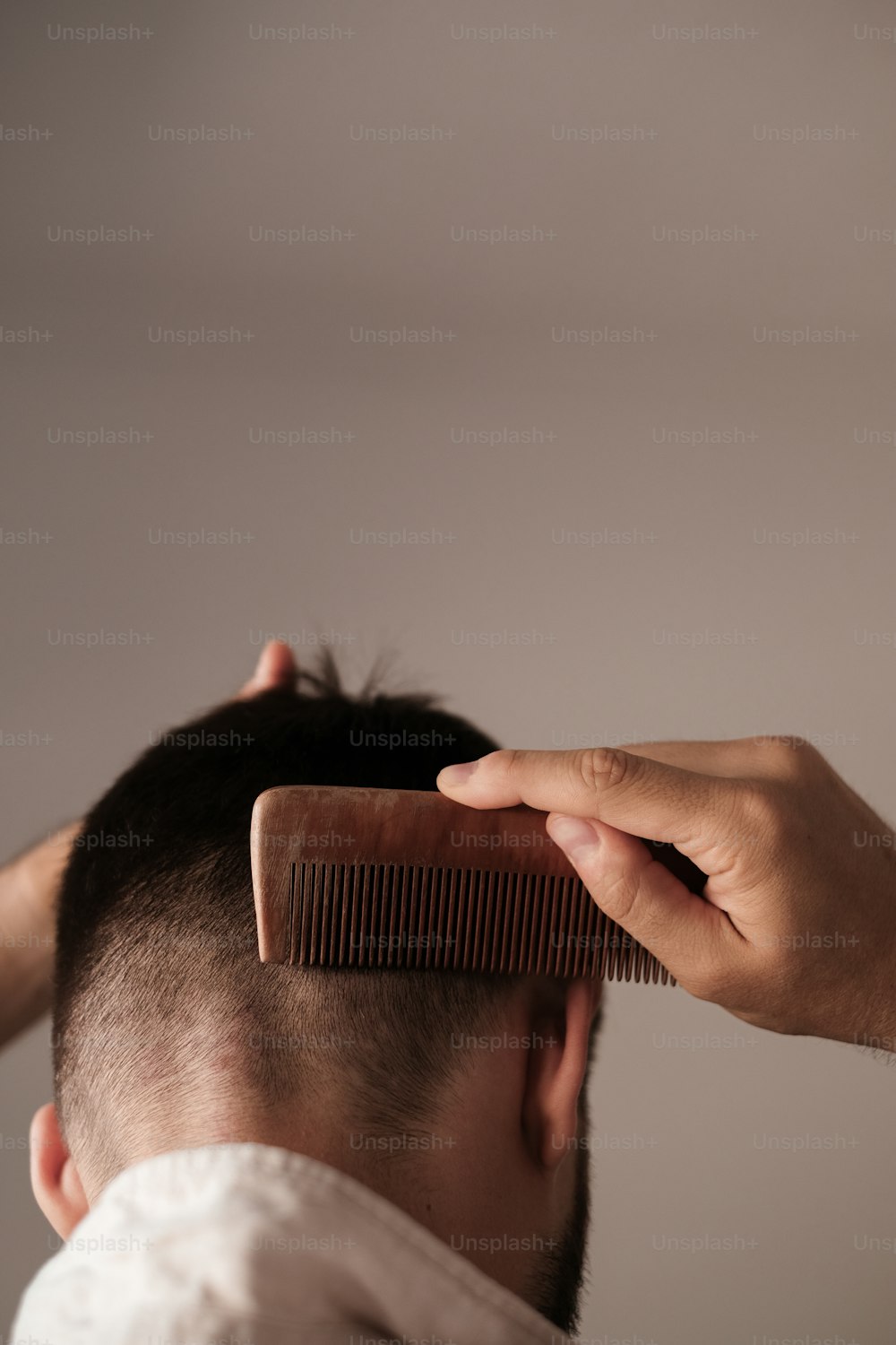 um homem está penteando o cabelo com um pente