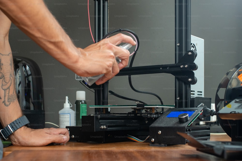 Un uomo sta lavorando su una stampante 3D