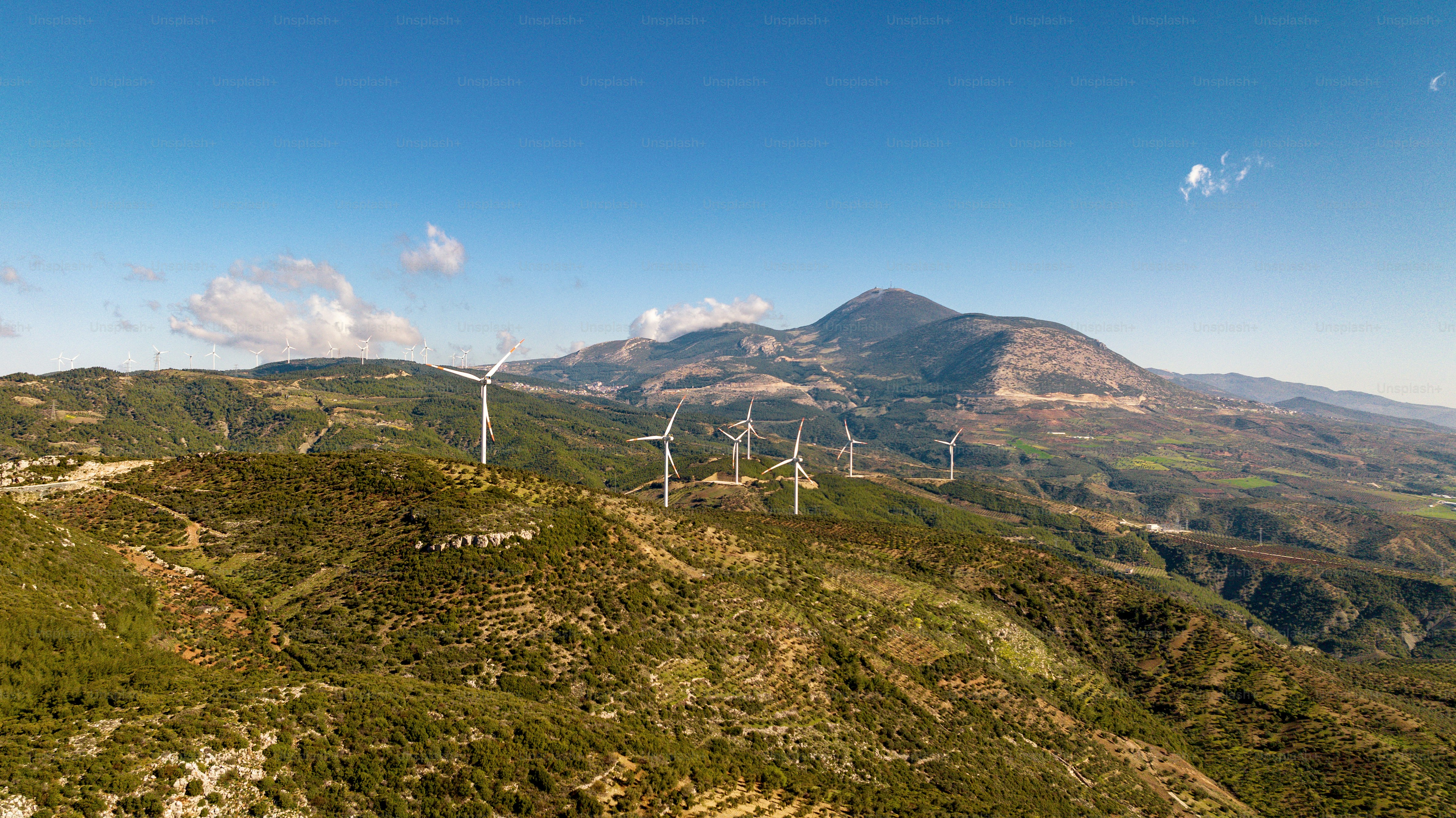 Un grupo de aerogeneradores en una colina