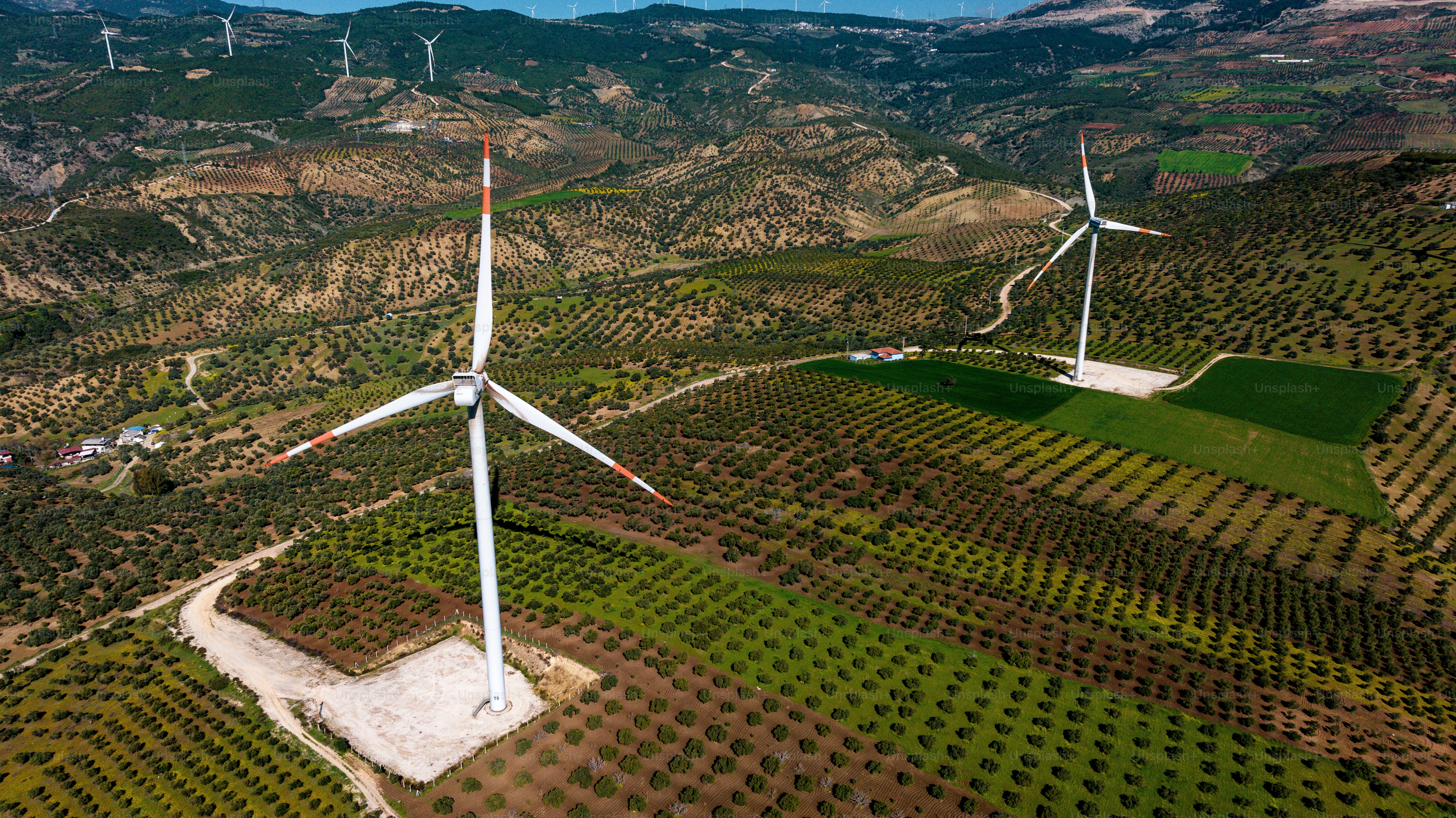 Una vista aérea de un parque eólico en las montañas