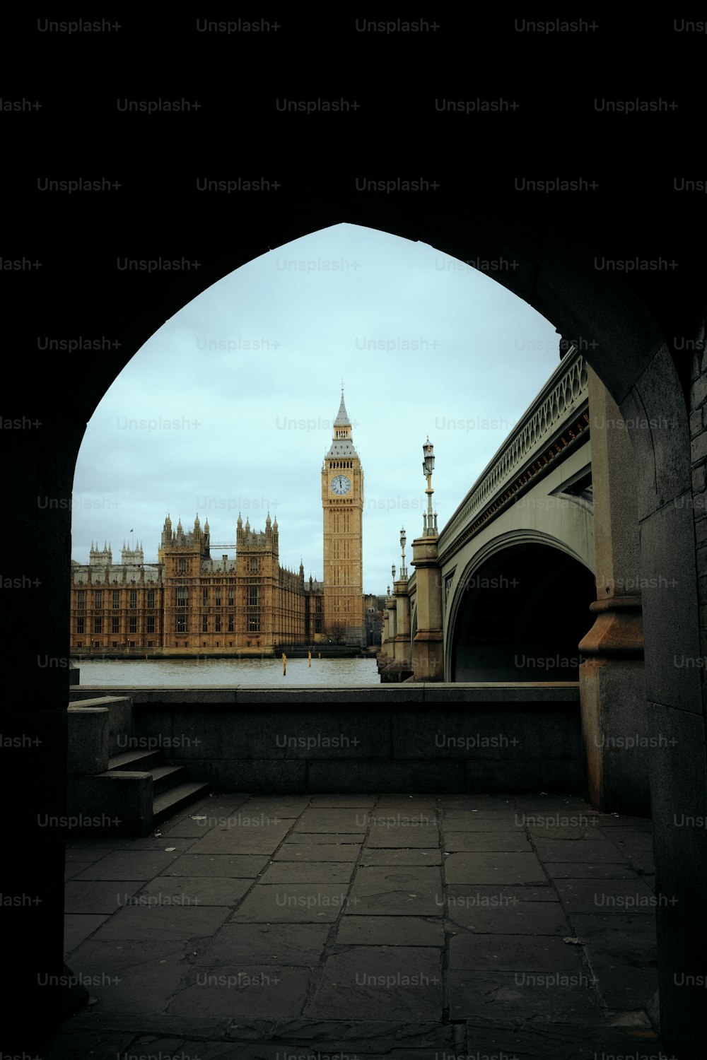 Una vista de la torre del reloj Big Ben a través de un arco