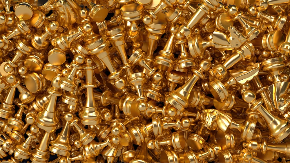 una gran pila de objetos metálicos de color dorado