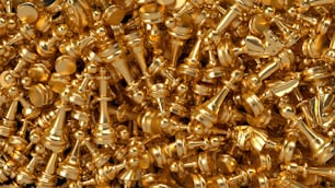 una grande pila di oggetti metallici color oro