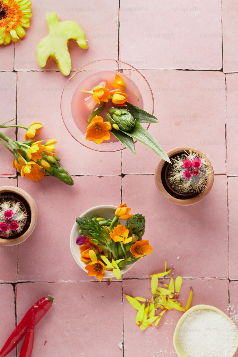 Una mesa cubierta con jarrones llenos de flores