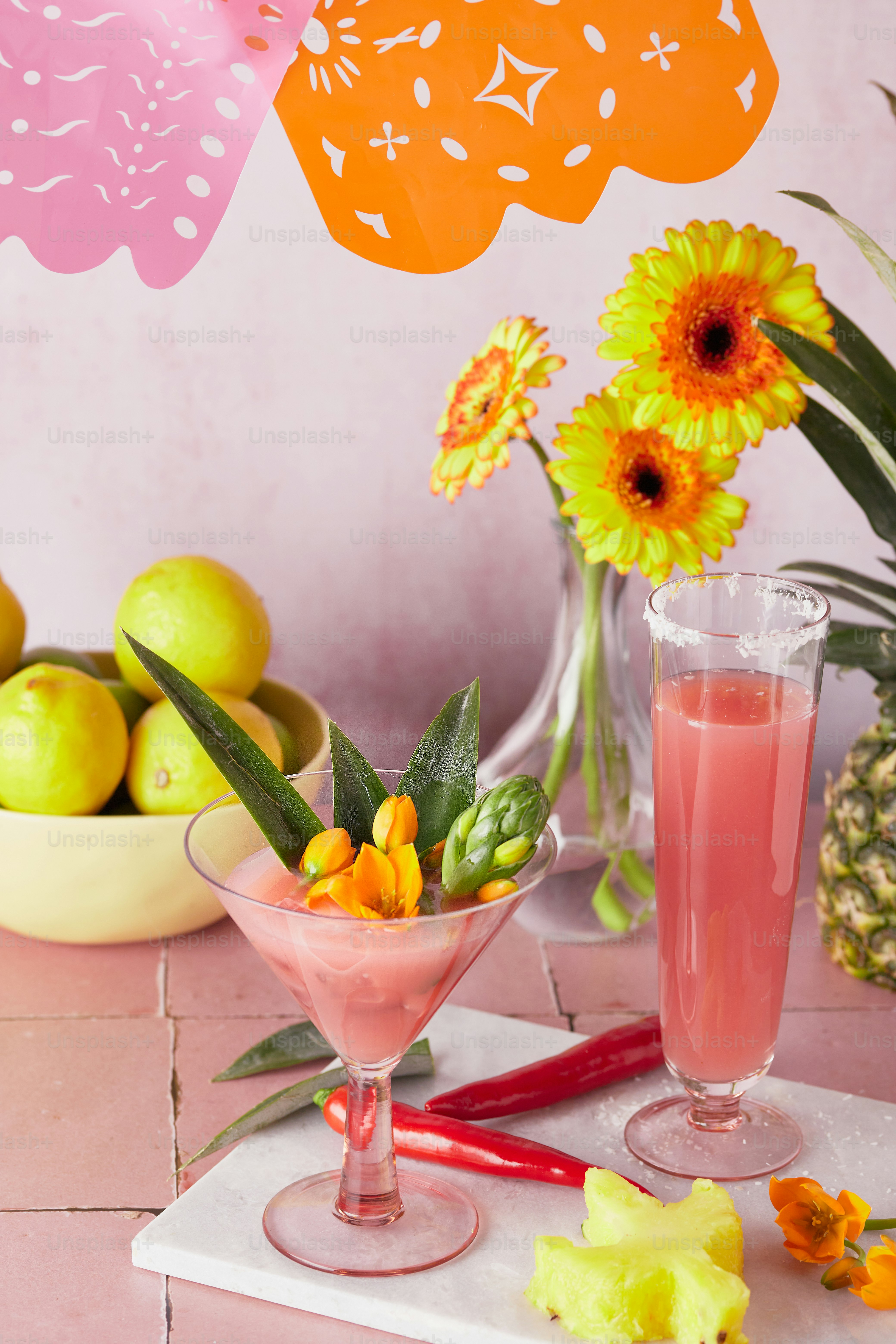 Ein Tisch mit einem Martiniglas, das mit rosa Flüssigkeit gefüllt ist