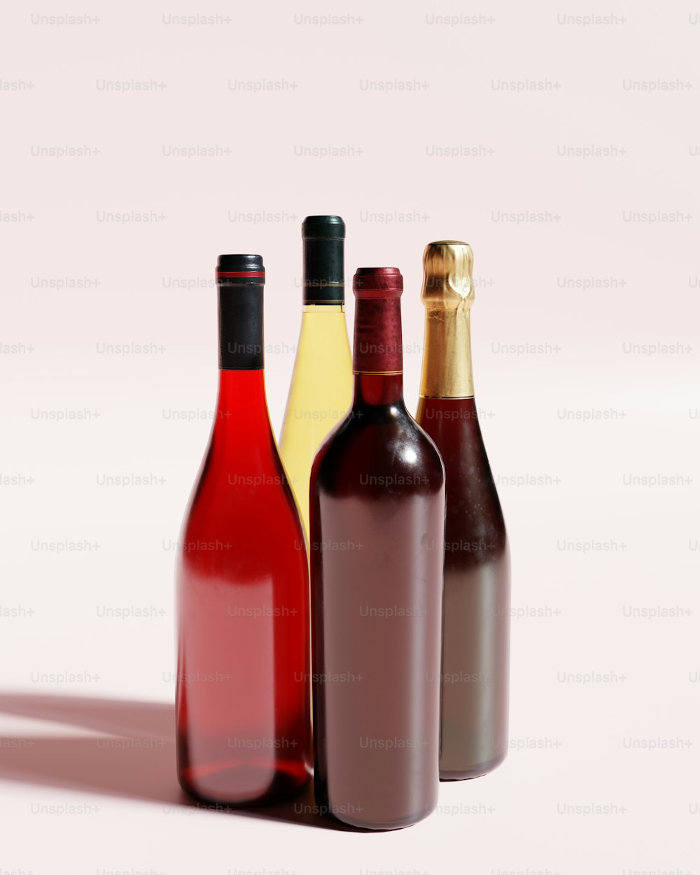 나란히 앉아있는 3 병의 와인 그룹