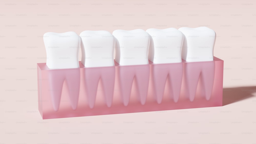 uma fileira de escovas de dentes sentadas em cima de um suporte rosa