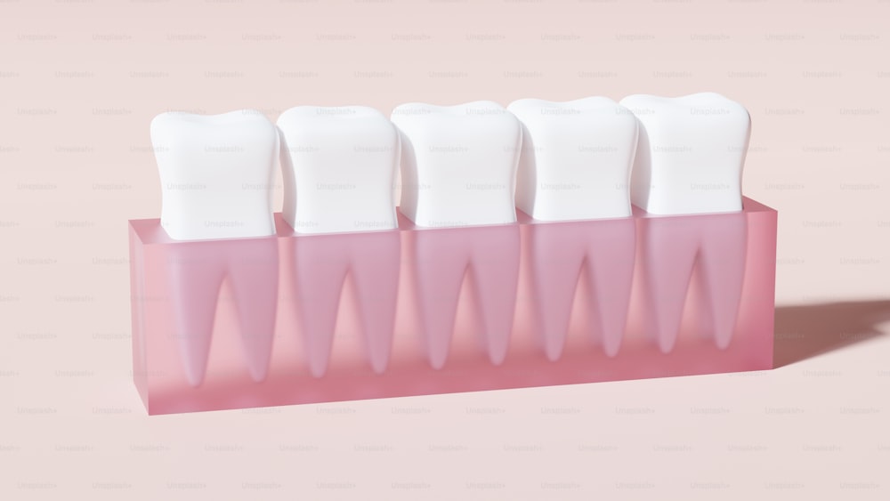 ピンクのホルダーの上に座っている歯ブラシの列