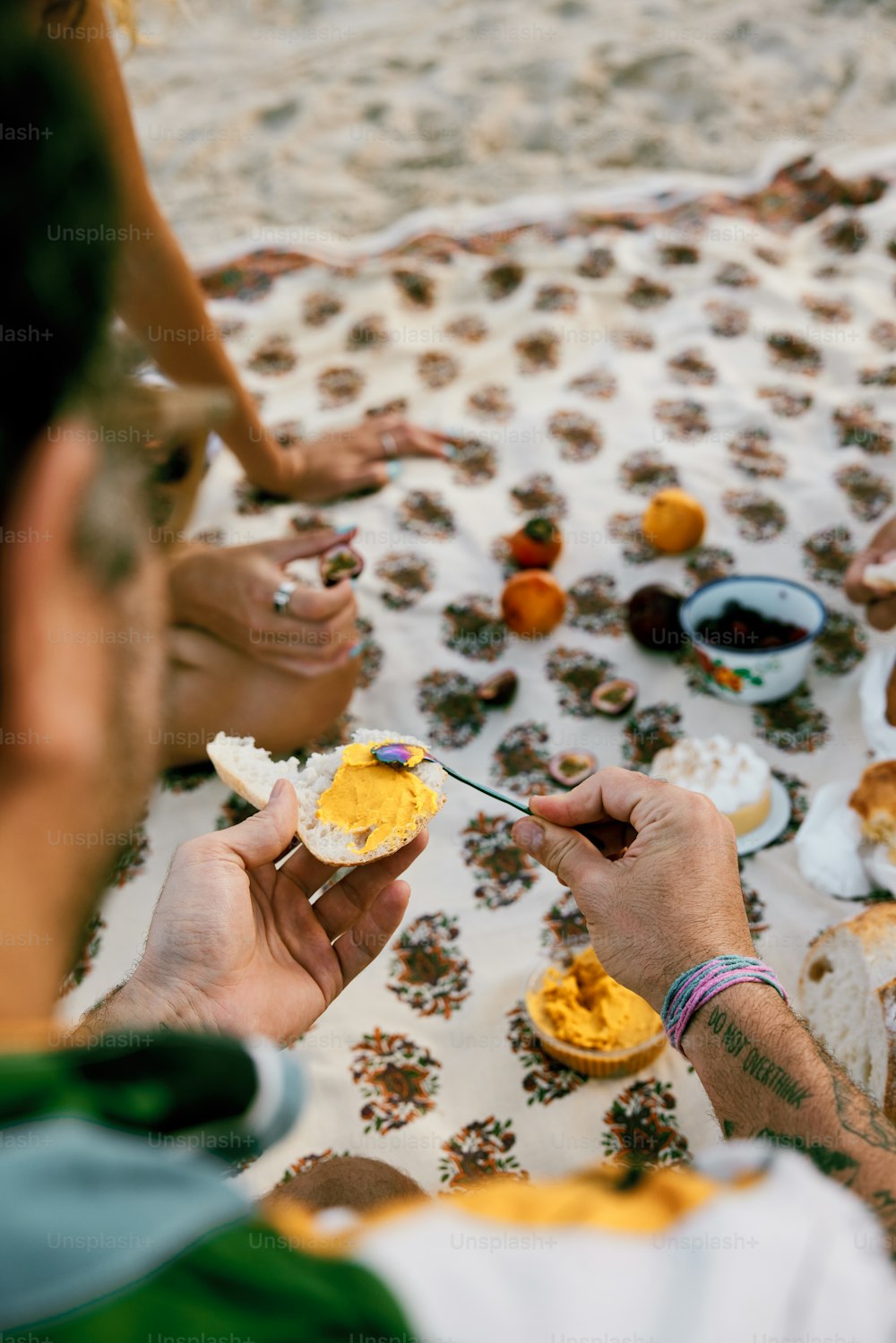 un groupe de personnes assises autour d’une table en train de manger de la nourriture