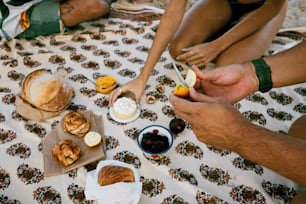Eine Gruppe von Menschen, die um einen Tisch sitzen und Essen essen
