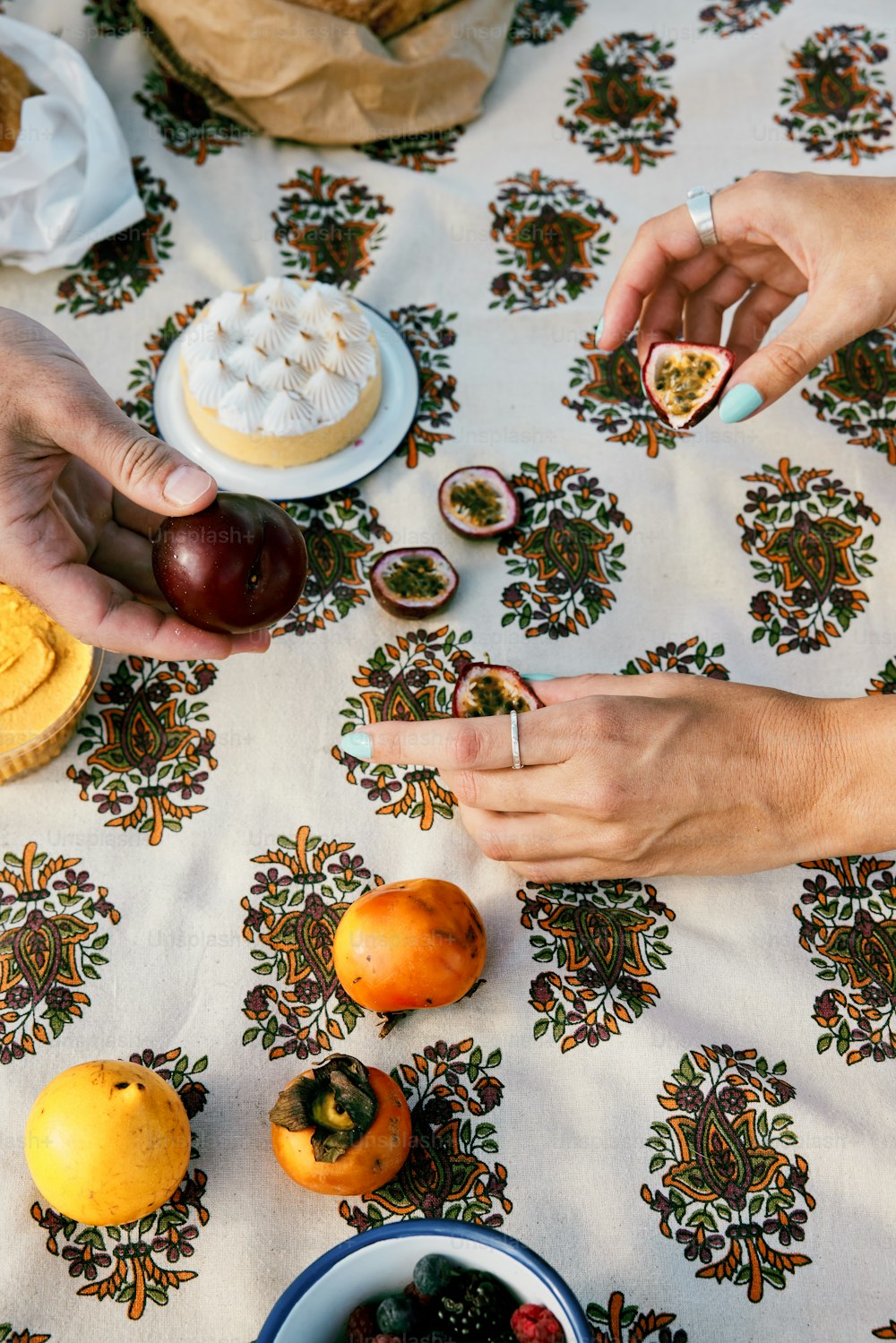 uma mesa coberta com pratos de comida e uma tigela de frutas