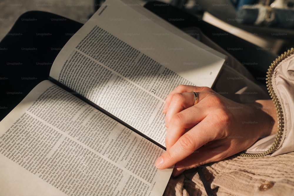 Una persona sosteniendo un libro en sus manos