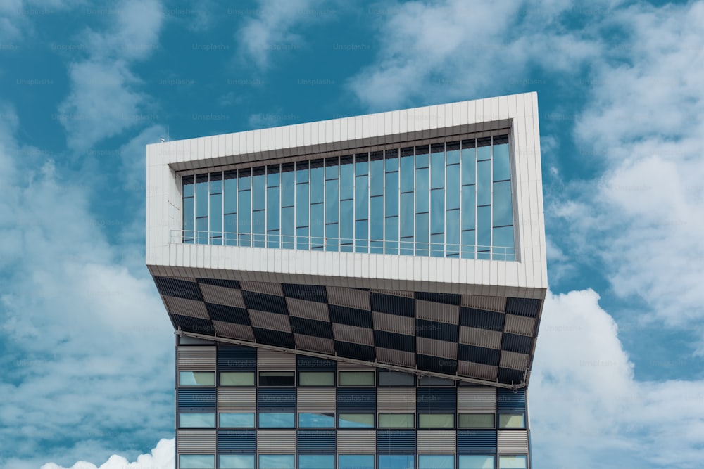 um edifício alto com um design quadriculado ao lado