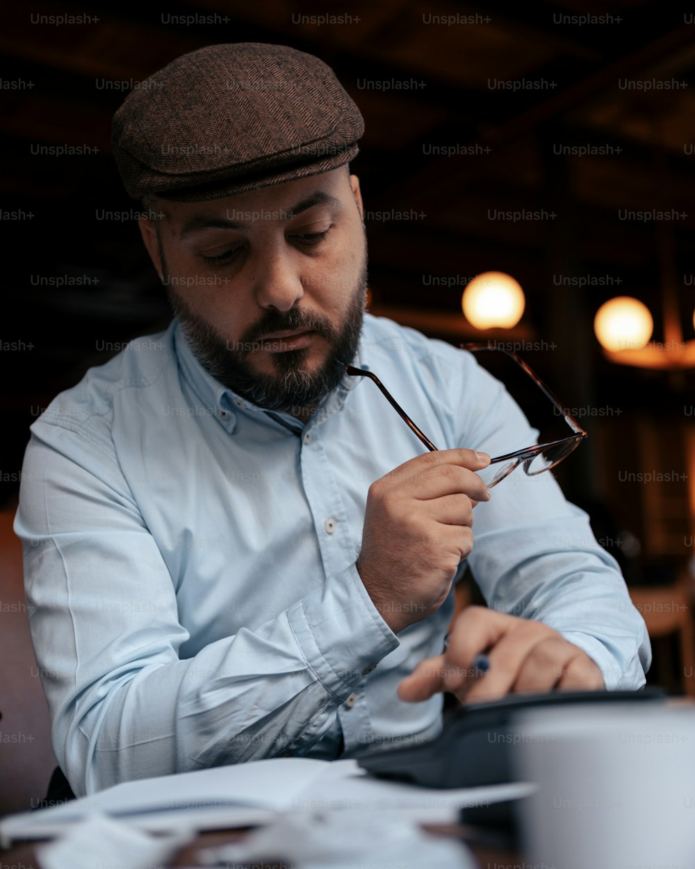 Un homme assis à une table avec une loupe
