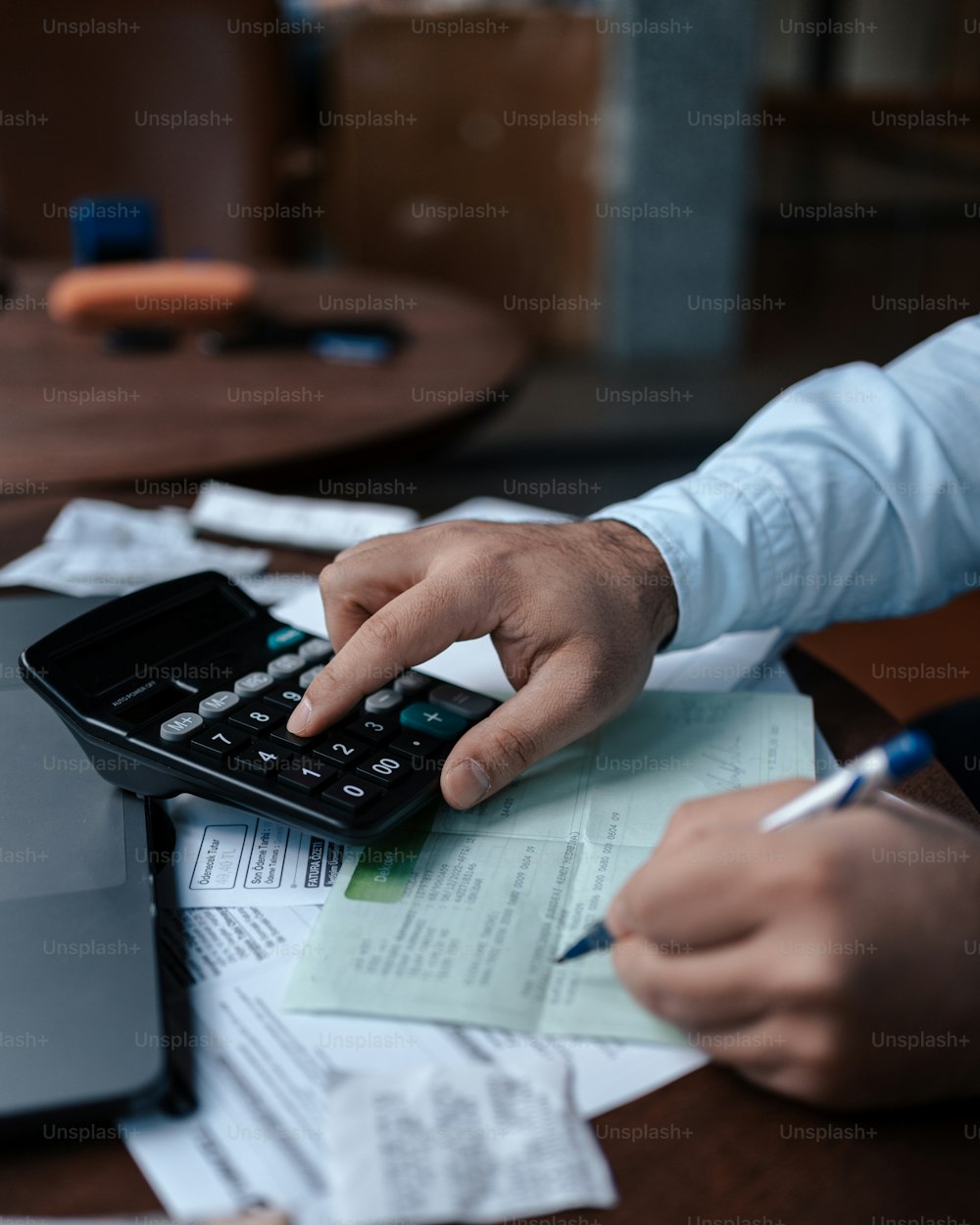 Una persona usando una calculadora en un escritorio
