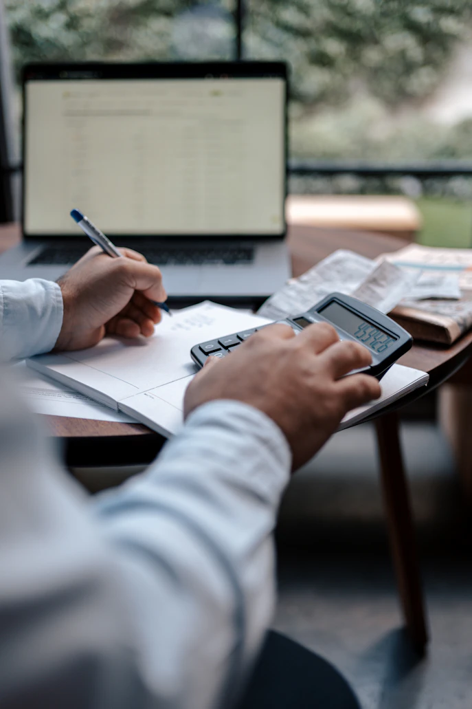 Borrower comparing monthly extra payments with a lump sum loan payment