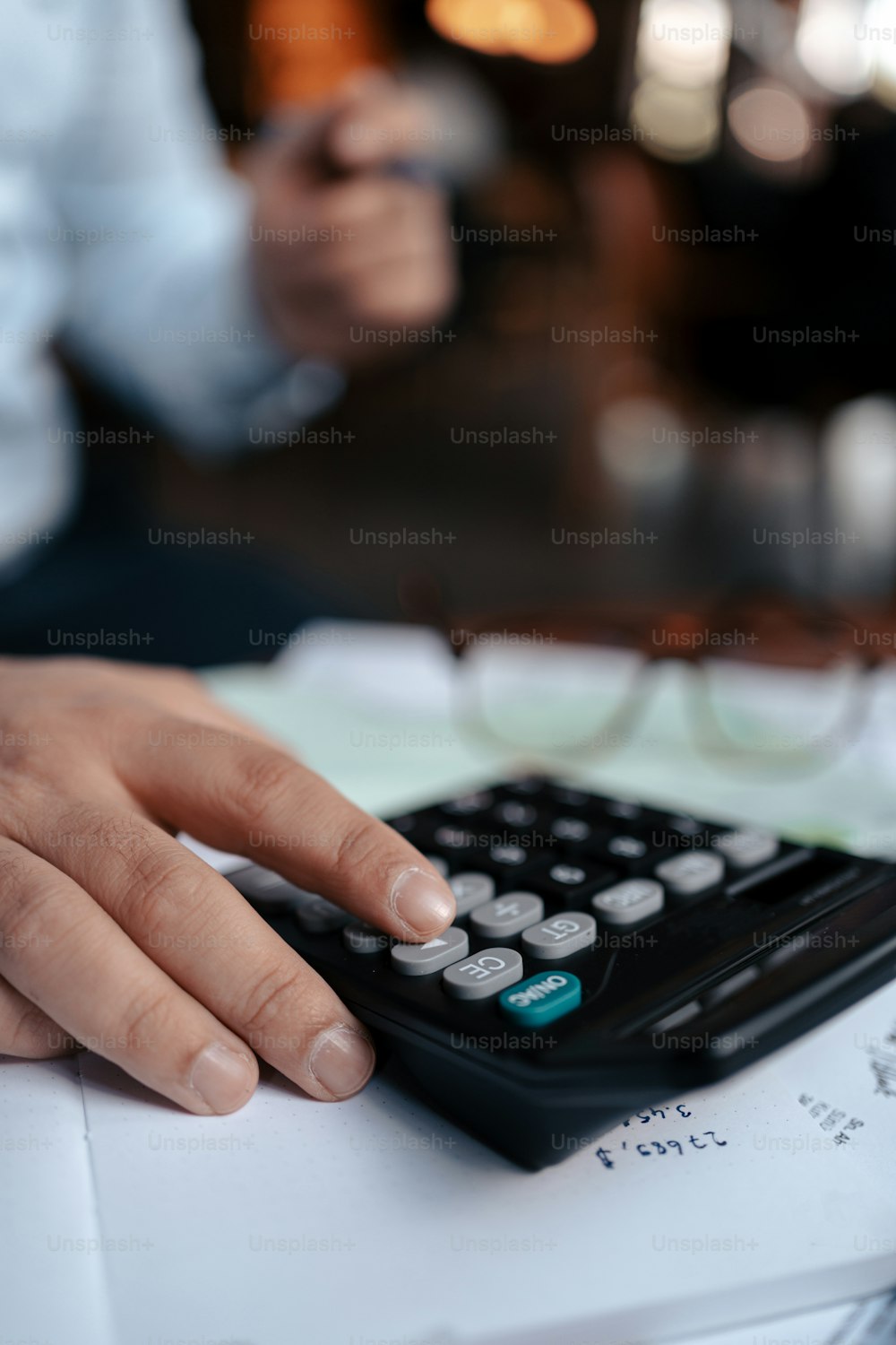 Una persona usando una calculadora en una mesa