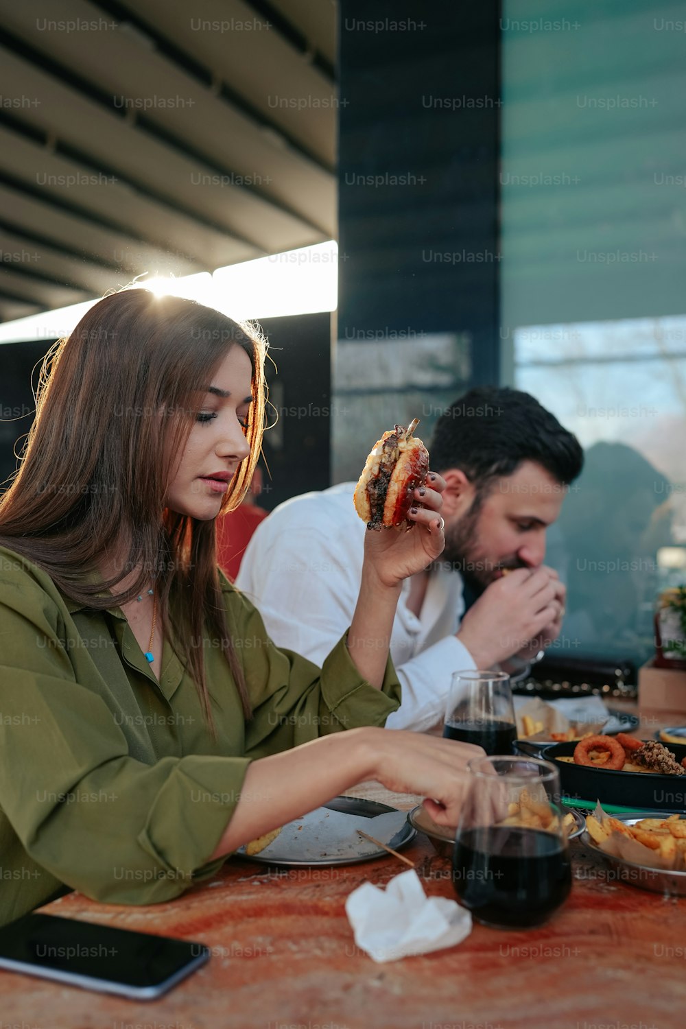 Un homme et une femme assis à une table en train de manger