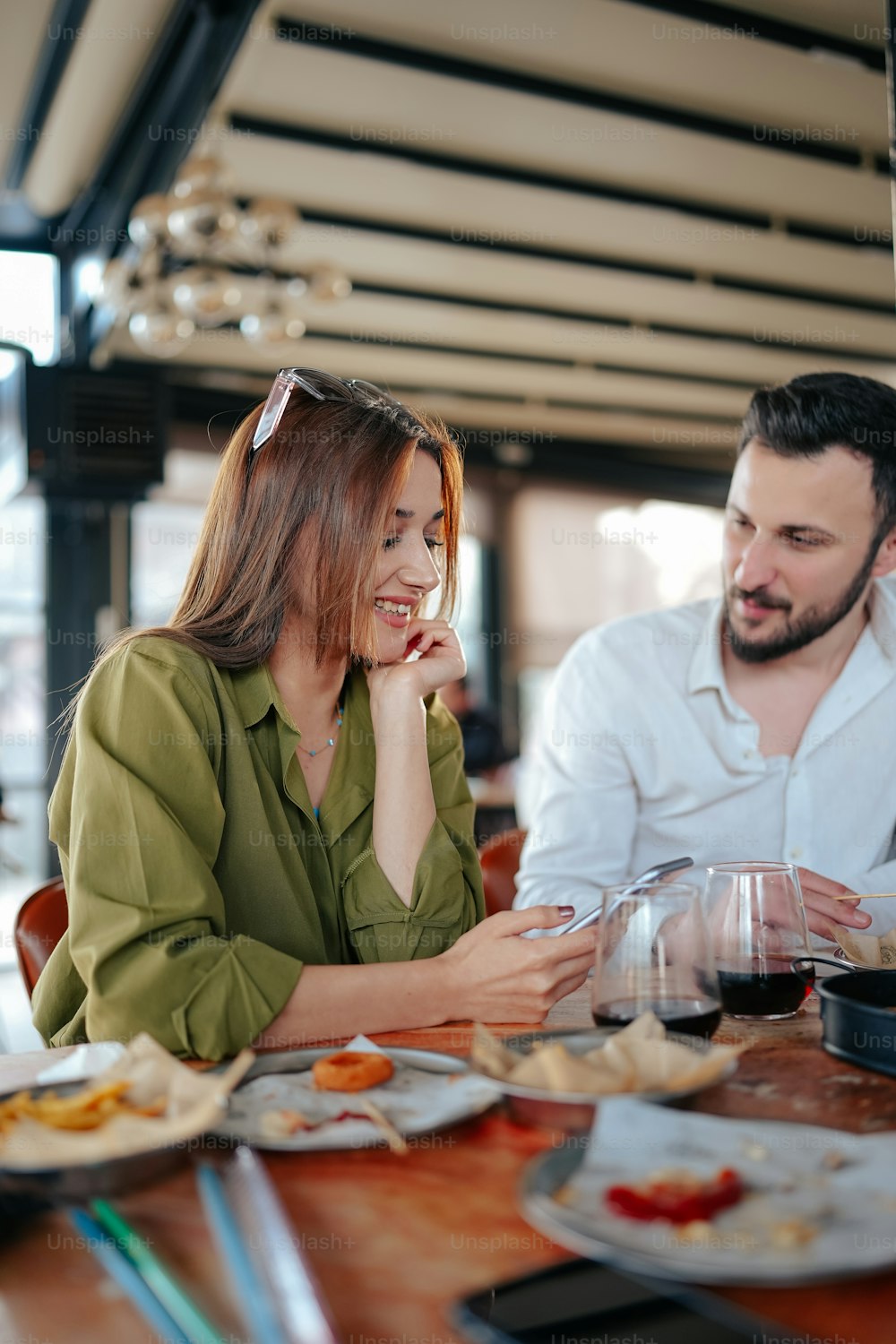 un homme et une femme assis à une table avec de la nourriture