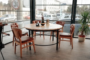 ein Tisch und Stühle in einem Raum mit einem großen Fenster