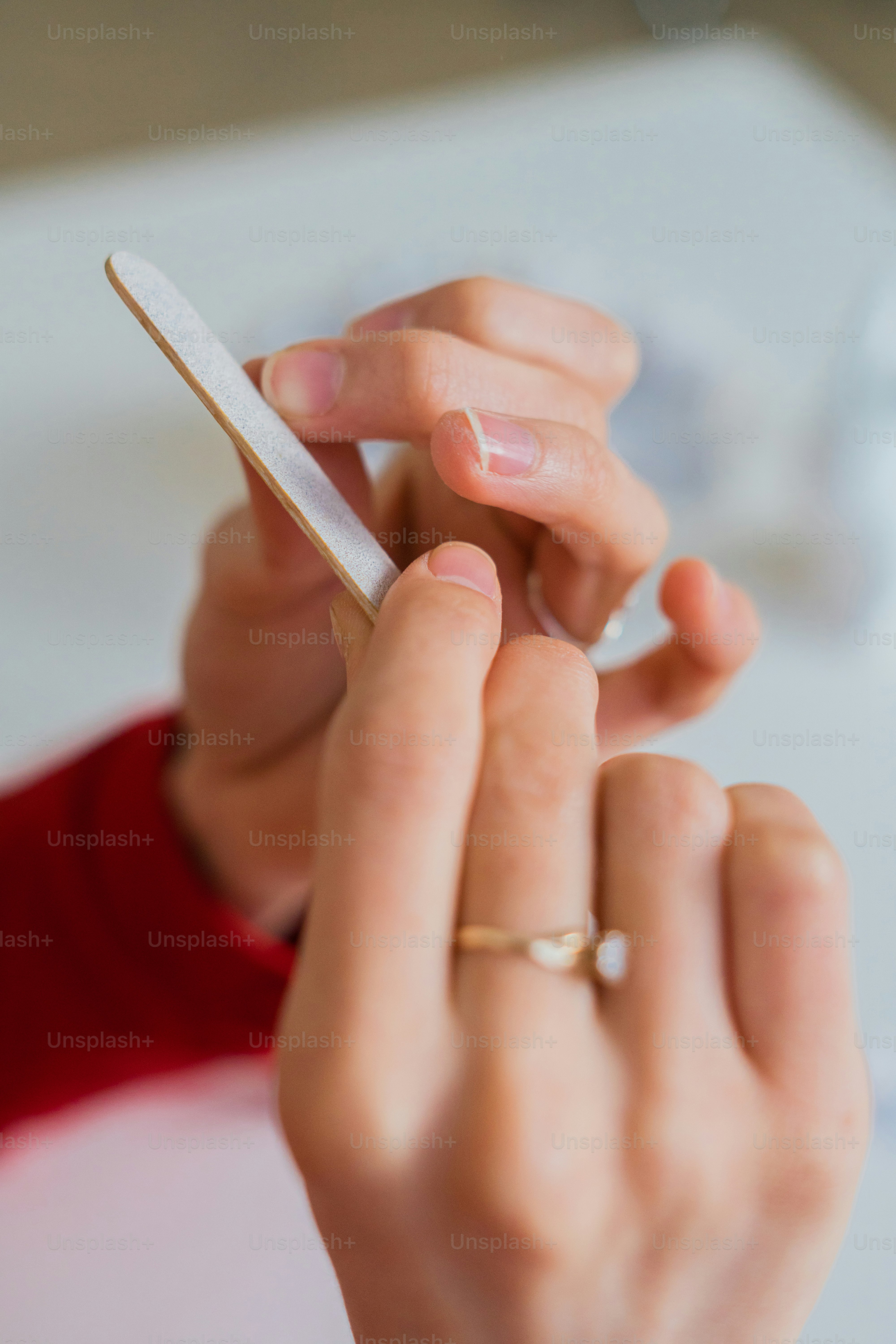 un gros plan d’une personne tenant un téléphone cellulaire