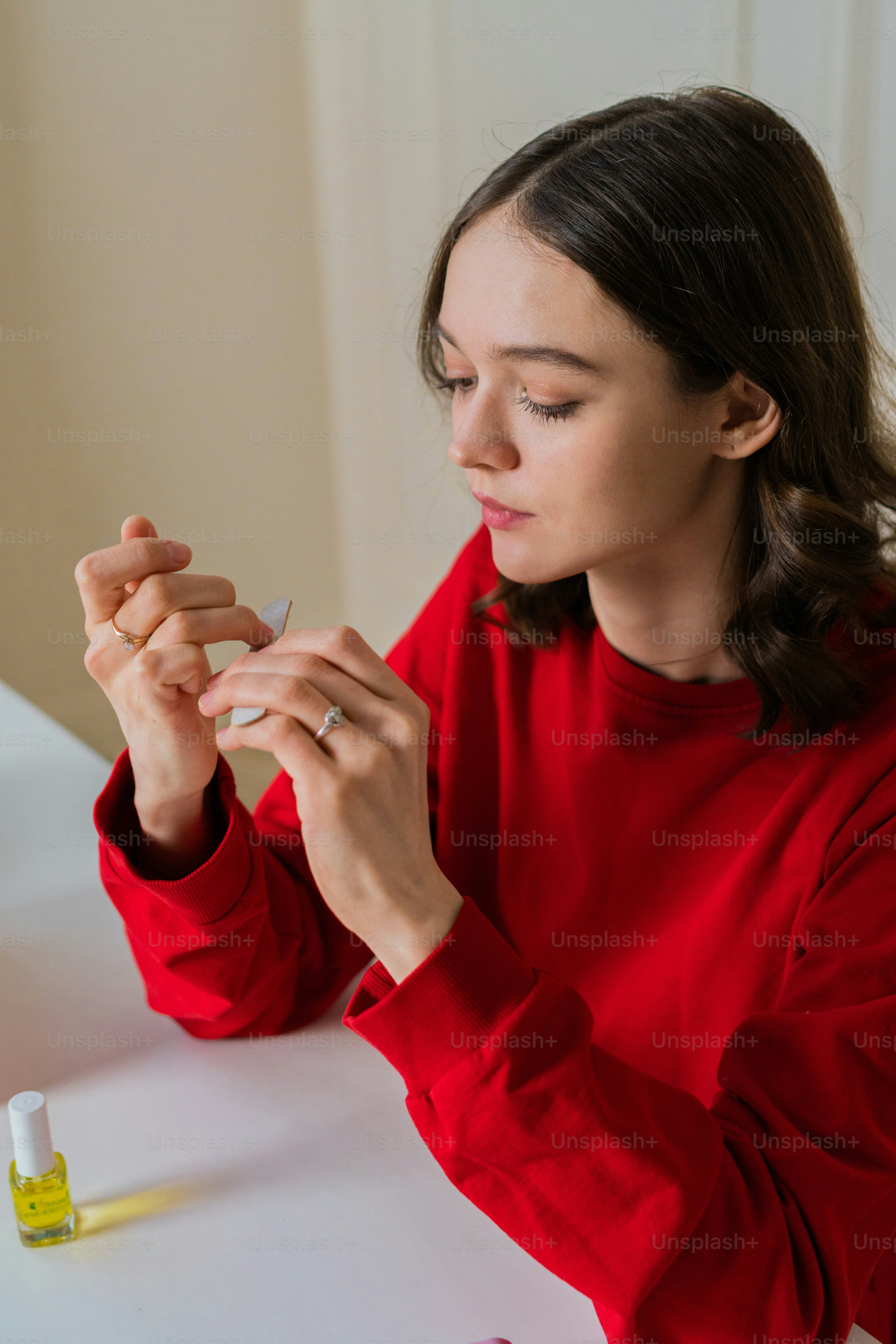 Une femme en chemise rouge fait quelque chose