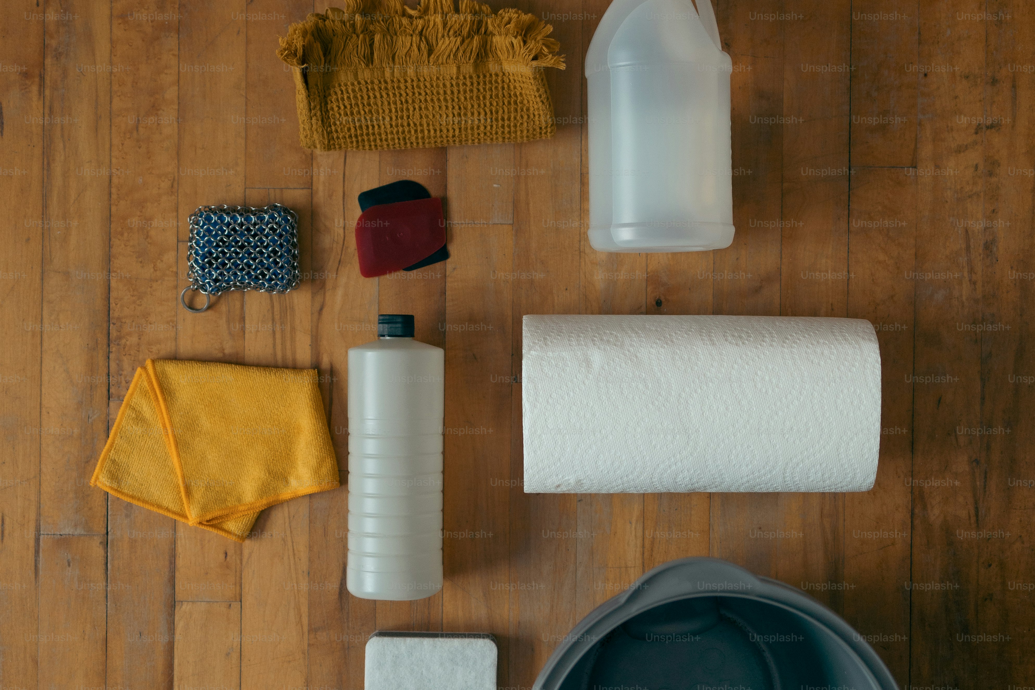 un plancher en bois surmonté de nombreux types d’articles