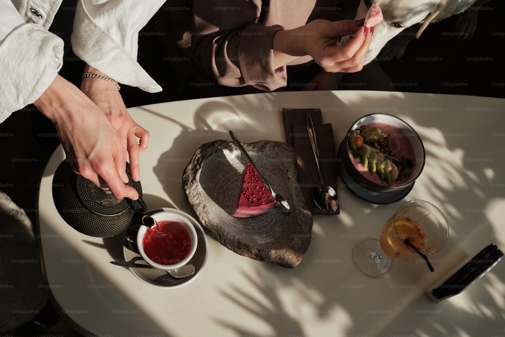 uma mesa coberta com tigelas de comida e um bule de chá