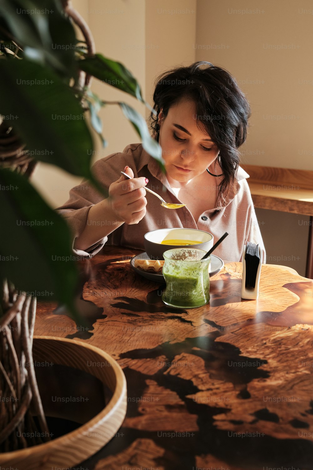 una donna seduta a un tavolo che mangia cibo